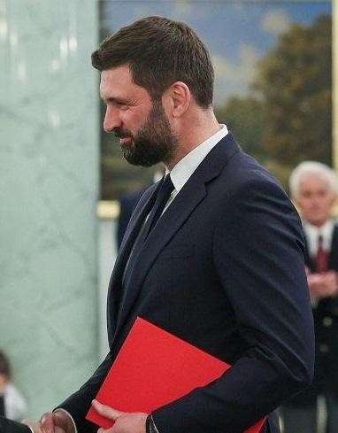 Wizualizacja ścieżki kariery i rozwoju zawodowego, z symbolicznymi elementami sukcesu i awansu.