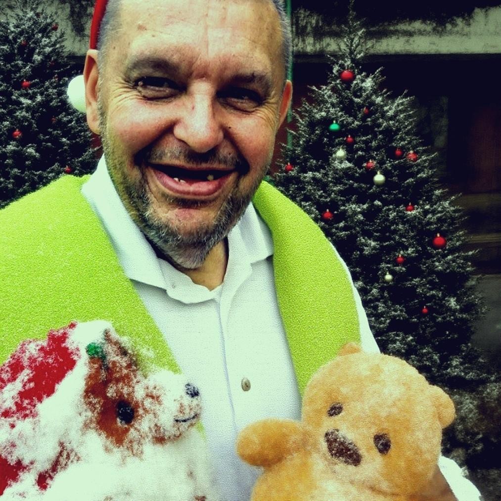 Krzysztof Kononowicz przed domem przy ulicy Szkolnej 17 w Białymstoku, symbolizujący jego życie i działalność w Uniwersum Szkolna 17.