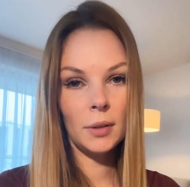 Małgorzata Tomaszewska za kulisami studia telewizyjnego, pełna zaangażowania i profesjonalizmu.