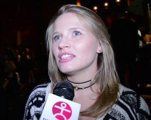Natalia Rybicka z uśmiechem trzymająca na rękach córkę Helenę w domowym otoczeniu.