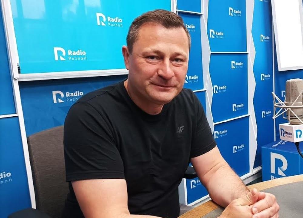Krzysztof Paszyk aktywnie przemawiający na tle sali parlamentarnej, symbolizujący jego karierę polityczną i zaangażowanie.