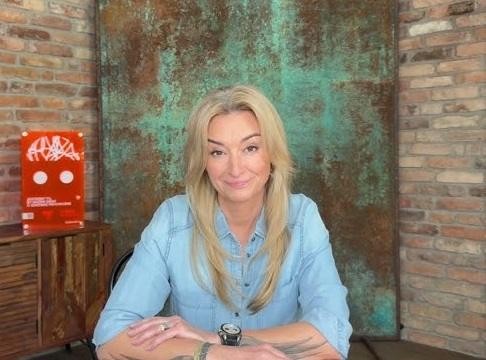 Martyna Wojciechowska podczas ekspedycji, w górskim lub rajdowym otoczeniu, symbolizującym jej odwagę i osiągnięcia w sportach ekstremalnych.