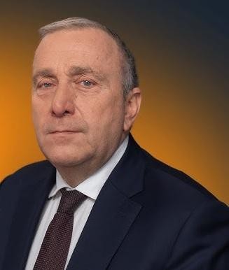 Grzegorz Schetyna podczas publicznego wystąpienia we Wrocławiu, uśmiechnięty i gestykulujący w otoczeniu ludzi.