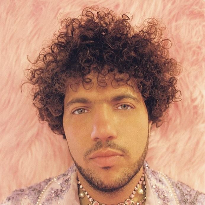 Benny Blanco w studiu nagraniowym, skupiony na pracy z muzyką, otoczony sprzętem studyjnym.