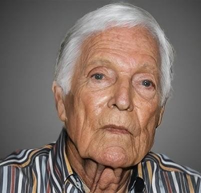 Richard Chamberlain na planie filmowym w latach 80., w kostiumie z epoki, oddający energię produkcji 