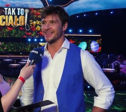 Mikołaj Roznerski spędza czas z synem Antonim, scena ukazująca ich bliską relację.
