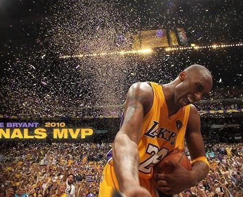 Kobe Bryant w zamyśleniu, ukazujący swoją determinację i 