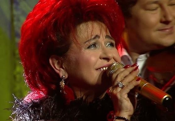 Bernadeta Kowalska z czwórką dzieci, w tym z synem Robertem Kowalskim, w ciepłym, rodzinnym ujęciu.