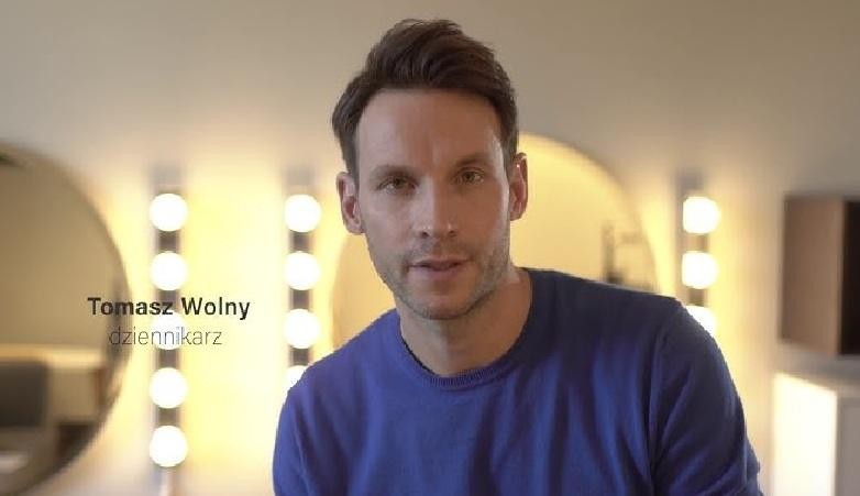 Tomasz Wolny z żoną Agatą Tomaszewską i trójką dzieci: Zofią, Tymonem i Halszką, uśmiechnięci, w ciepłej, rodzinnej atmosferze.