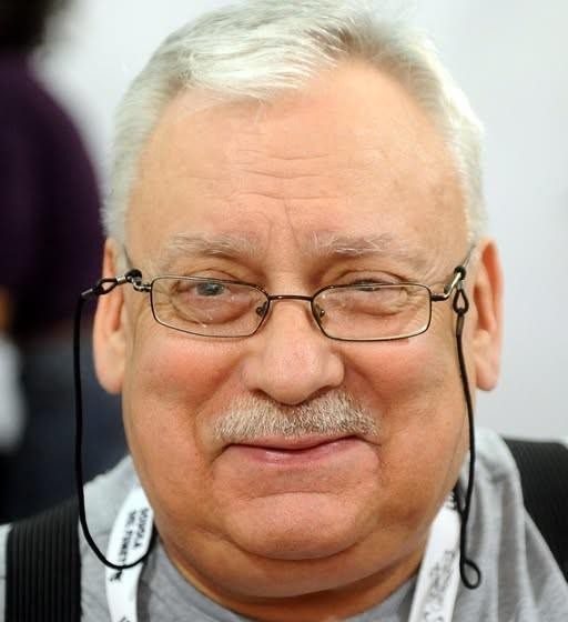 Ilustracja przedstawiająca Geralta z Rivii w dynamicznej pozie, z elementami świata Wiedźmina w tle, symbolizująca sagę Andrzeja Sapkowskiego.