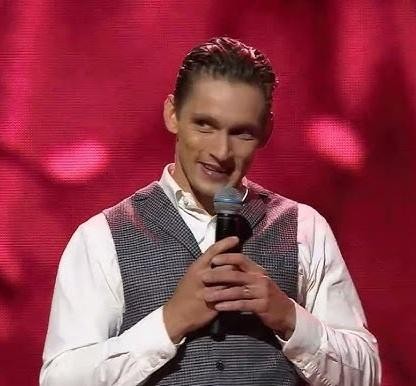 Filip Gurłacz i Agnieszka Kaczorowska w eleganckich strojach tanecznych, wykonujący pasjonujący taniec towarzyski na scenie 