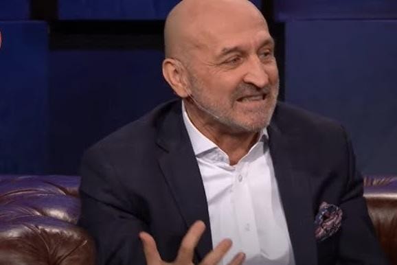 Alt: Ilustracja przedstawiająca kluczowe momenty z kariery politycznej Kazimierza Marcinkiewicza, symbolizujące jego rolę jako premiera i zaangażowanie w negocjacje funduszy UE.