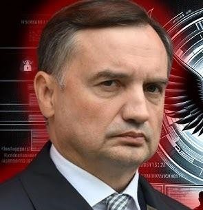 Zbigniew Ziobro w formalnym otoczeniu, symbolizującym jego wykształcenie prawnicze i kwalifikacje.