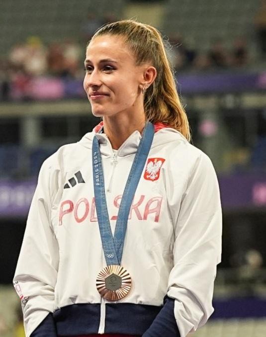 Natalia Bukowiecka (Kaczmarek) w momencie refleksji podczas treningu lub przed zawodami, ubrana w strój sportowy, zamyślona.