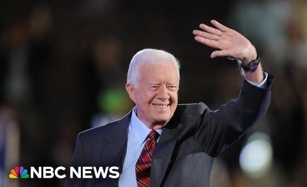 Młody Jimmy Carter w mundurze marynarki wojennej lub stroju akademickim.