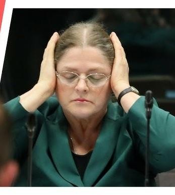 Krystyna Pawłowicz podczas wystąpienia publicznego, uosabiająca jej dynamiczną i bezkompromisową osobowość.