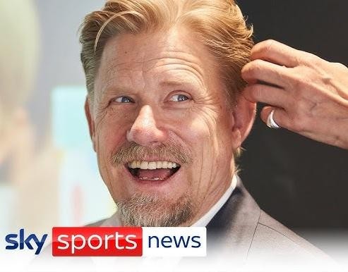 Peter Schmeichel w akcji, ratujący bramkę dla reprezentacji Danii podczas Mistrzostw Europy w 1992 roku, w charakterystycznej czerwono-białej koszulce.