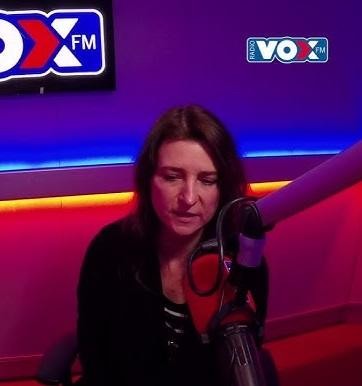 Renata Dąbkowska podczas występu lub interakcji z fanami, ukazująca jej energię i radość w kontakcie z publicznością.