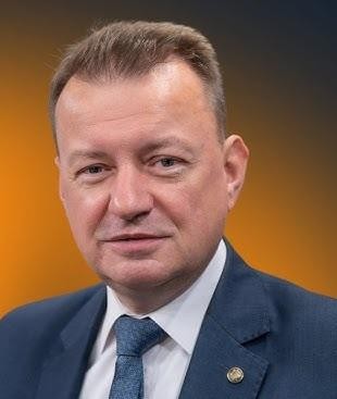 Czołg na placu budowy w centrum miasta, symbolizujący incydent z grudnia 2004 roku.