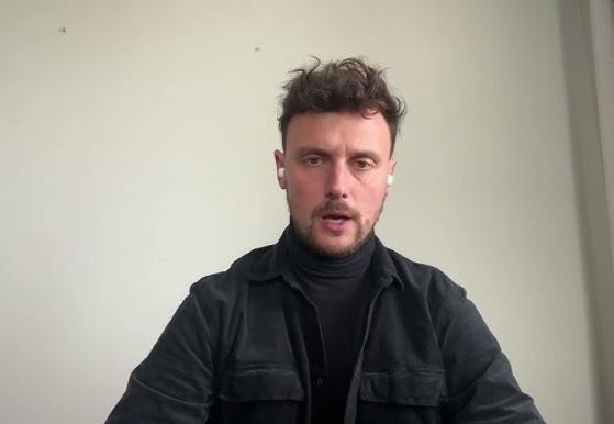Grafika przedstawiająca kontrowersje medialne wokół Łukasza Grabarczyka, z elementami smartfona, nagłówków prasowych i subtelnych nawiązań do medycyny.