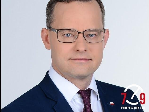 Marcin Romanowski podczas wystąpienia publicznego, z pewnym i skupionym wyrazem twarzy, w nowoczesnej sali konferencyjnej lub w parlamencie, co oddaje jego aktywność w życiu politycznym.