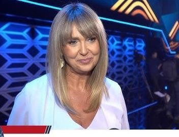 Ewa Wachowicz podczas wspinaczki górskiej, w stroju wspinaczkowym, na tle malowniczego, górskiego krajobrazu.