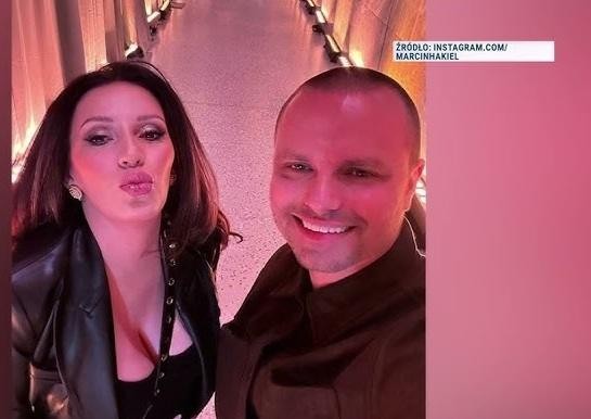 Marcin Hakiel spędzający czas z dziećmi, Adamem i Heleną, w naturalnym otoczeniu, ukazujący ich wspólne, radosne chwile.