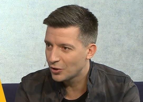 Michał Cessanis i Paweł Rabiej uśmiechnięci, w autentycznej, ciepłej scenie, symbolizującej ich związek i zaangażowanie.