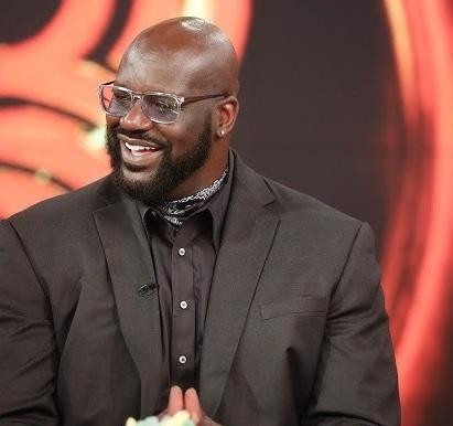 Krajobrazy miast związanych z życiem Shaquille'a O'Neala: Newark, Orlando i San Antonio, ukazujące jego życiową podróż.