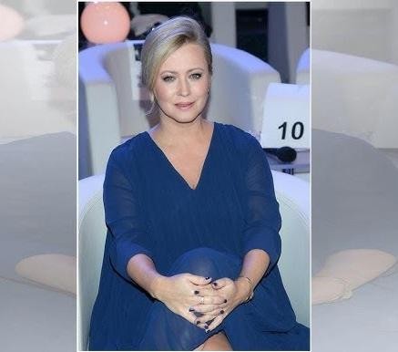 Agnieszka Wagner w zbliżeniu, z naturalnym wyrazem twarzy, podkreślającym jej klasyczną urodę.