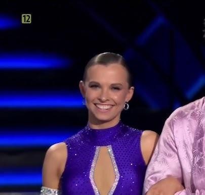 Ola Filipek i Wojciech Kucina tańczący walca na parkiecie programu „Dancing with the Stars. Taniec z gwiazdami”.