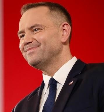 Karol Nawrocki angażujący się w sport lub historyczną pasję, symbolizującą jego wszechstronne zainteresowania.