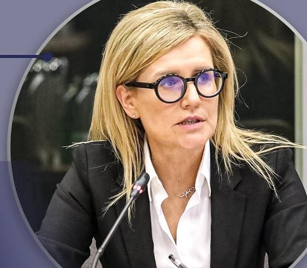 Prokurator Ewa Wrzosek z intensywnym spojrzeniem, w profesjonalnym otoczeniu, symbolizująca niezłomność i walkę o praworządność.
