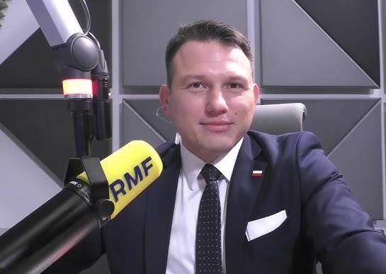 Sławomir Mentzen przemawiający na wiecu politycznym, dynamiczny portret lidera Konfederacji.