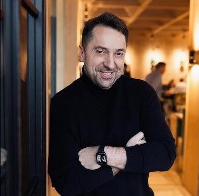Marcin Miller, lider zespołu Boys, śpiewający z pasją do mikrofonu na scenie podczas koncertu, w dynamicznym oświetleniu, obrazujący energię występu.