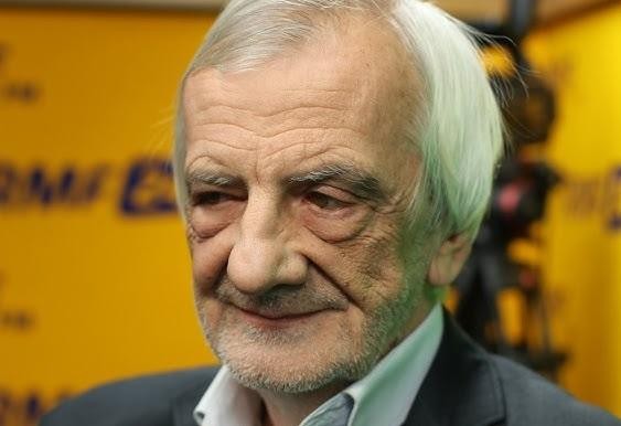 Nowoczesny dom w Warszawie, symbolizujący miejsce zamieszkania i prywatnej przestrzeni Ryszarda Terleckiego.
