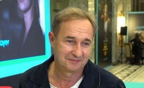 Dom Marka Kality w Puszczy Kampinoskiej, otoczony bujną zielenią.