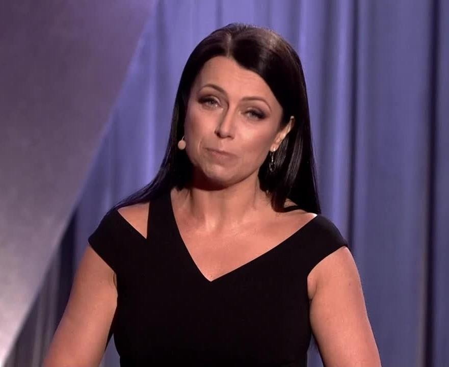 Adrianna Borek na scenie z członkami Kabaretu Nowaki (Albert Kosiński, Tomasz Marciniak, Kamil Piróg), ukazująca ekspresyjną mimikę i charakterystyczne przewracanie oczami, w dynamicznej scenie kabaretowej.
