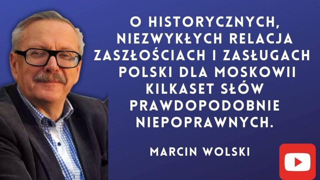 Grafika symbolizująca różnorodną karierę Marcina Wolskiego, łącząca pisarstwo, dziennikarstwo, satyrę i podróże.