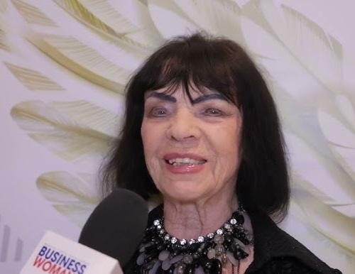 Młoda Sława Przybylska na scenie, śpiewająca z mikrofonem, z pasją i ekspresją.