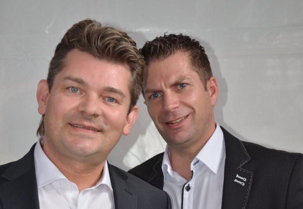 Ryszard Warot, lider zespołu Akcent, grający na klawiszach podczas energicznego występu na scenie disco polo.