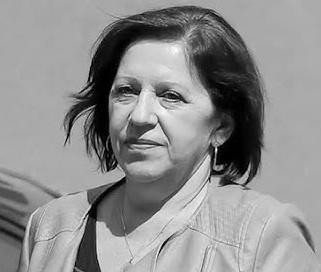 Sylwetka Barbary Skrzypek przed budynkiem prokuratury, symbolizująca przesłuchania i śledztwo w sprawie spółki Srebrna.