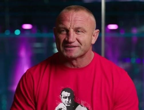 Alt: Symboliczna grafika przedstawiająca ewolucję kariery Mariusza Pudzianowskiego od strongmana do zawodnika MMA, z elementami obu dyscyplin.