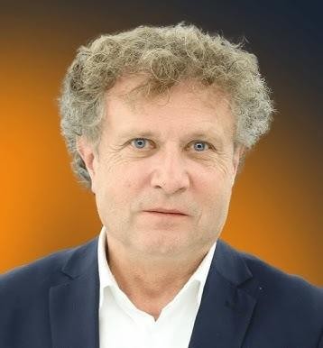 Jacek Karnowski uprawiający żeglarstwo lub narciarstwo, ukazujący jego pasje pozapolityczne.