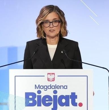 Magdalena Biejat podczas przemówienia w parlamencie, gestykulująca, podkreślająca swoje zaangażowanie i pasję w debacie publicznej.