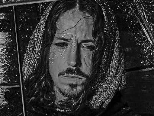 Michał Szpak na scenie podczas występu, z mikrofonem w dłoni, w charakterystycznym dynamicznym stylu, otoczony światłami scenicznymi.