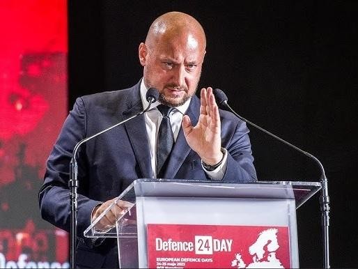 Jacek Zdzisław Siewiera podczas wykładu, symbolizujący jego rolę jako wykładowcy i eksperta.